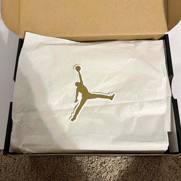 BLACK/GYM RED-PARTICLE GREY AIR JORDAN 1 MID (GS) - Picture 11 of 11